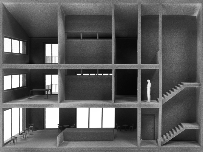 Innenansicht eines 3D-gedruckten Gebäudemodells mit mehreren Etagen, Fenstern und Treppen.